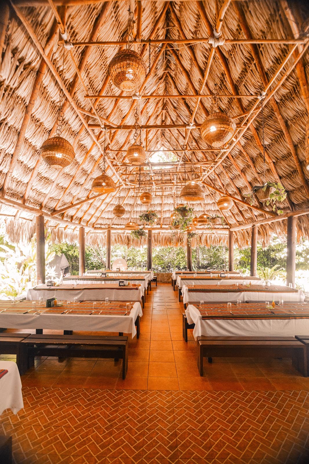 Comedor de El Mesón bajo la palapa