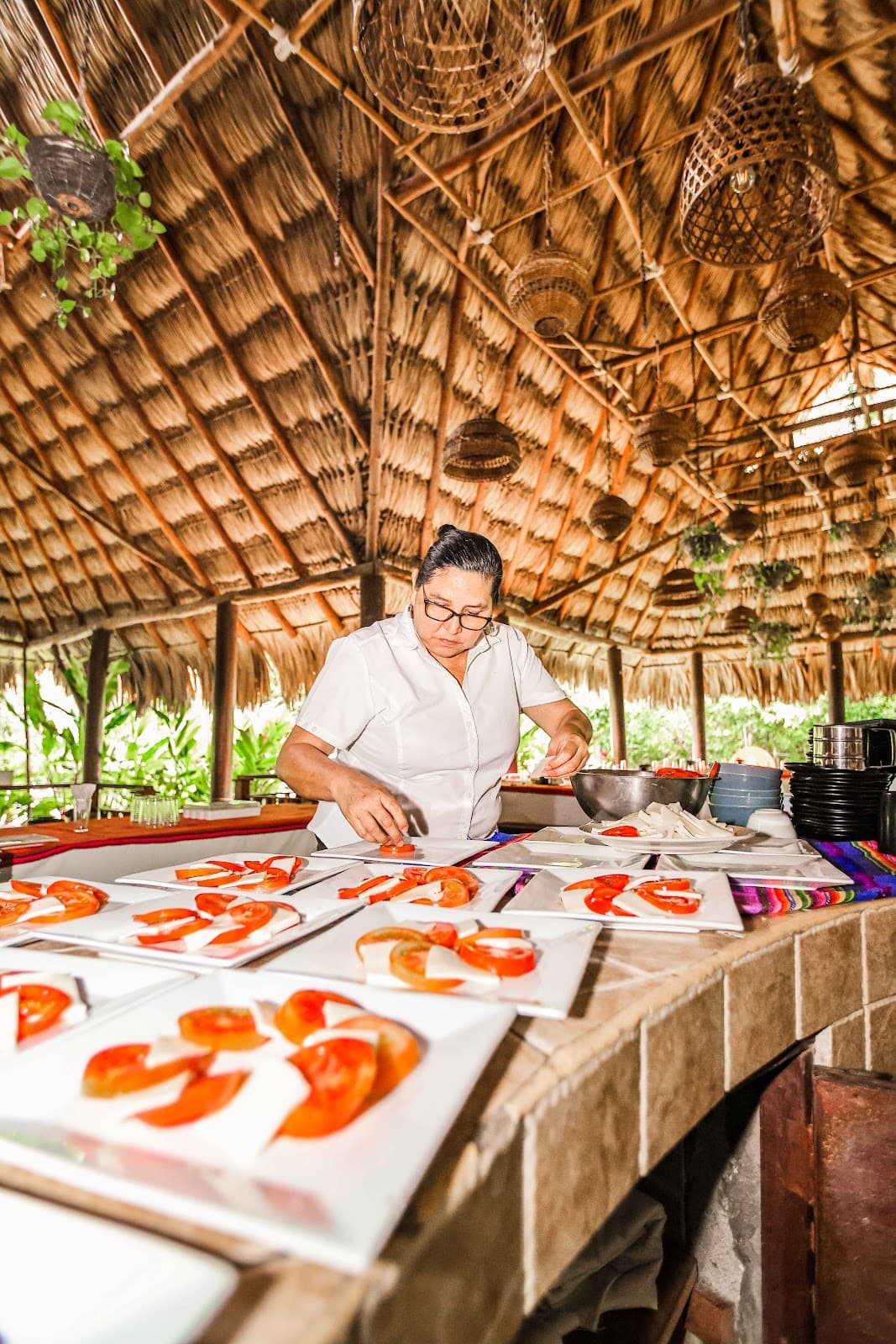 Equipo de cocina preparando el servicio