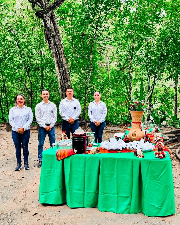 Equipo de El Mesón durante el servicio oficial
